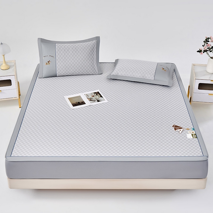 91家纺网 家纺一手货源 找家纺 小牛席业 2026新款棋盘格冰丝席（腊肠狗贴布绣）凉席三件套-床笠款 腊肠狗贴布绣-灰色