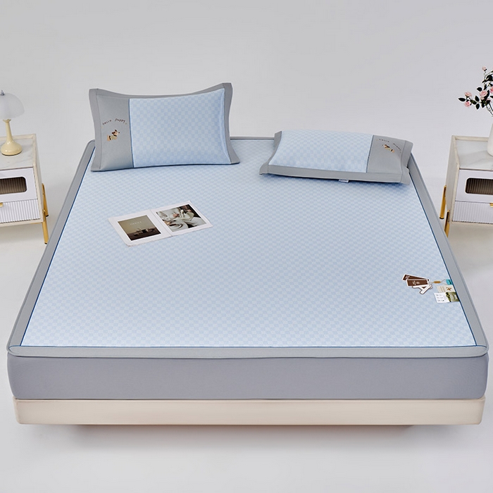 91家纺网 家纺一手货源 找家纺 小牛席业 2026新款棋盘格冰丝席（腊肠狗贴布绣）凉席三件套-床笠款 腊肠狗贴布绣-蓝色