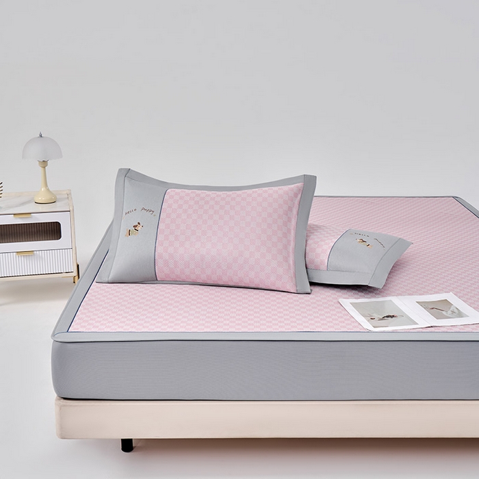 91家纺网 家纺一手货源 找家纺 小牛席业 2026新款棋盘格冰丝席（腊肠狗贴布绣）凉席三件套-床笠款 腊肠狗贴布绣-粉色