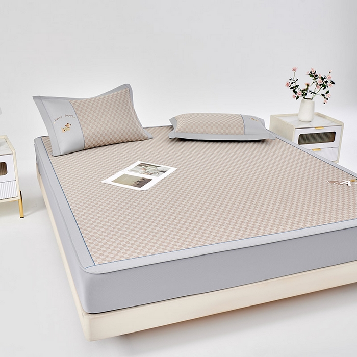 91家纺网 家纺一手货源 找家纺 小牛席业 2026新款棋盘格冰丝席（腊肠狗贴布绣）凉席三件套-床笠款 腊肠狗贴布绣-咖色