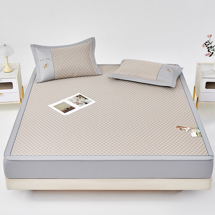 91家纺网 家纺一手货源 找家纺 小牛席业 2026新款棋盘格冰丝席（腊肠狗贴布绣）凉席三件套-床笠款 腊肠狗贴布绣-咖色