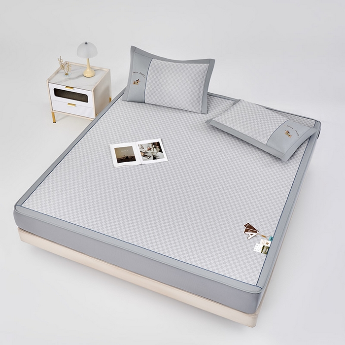 91家纺网 家纺一手货源 找家纺 小牛席业 2026新款棋盘格冰丝席（腊肠狗贴布绣）凉席三件套-床笠款 腊肠狗贴布绣-灰色