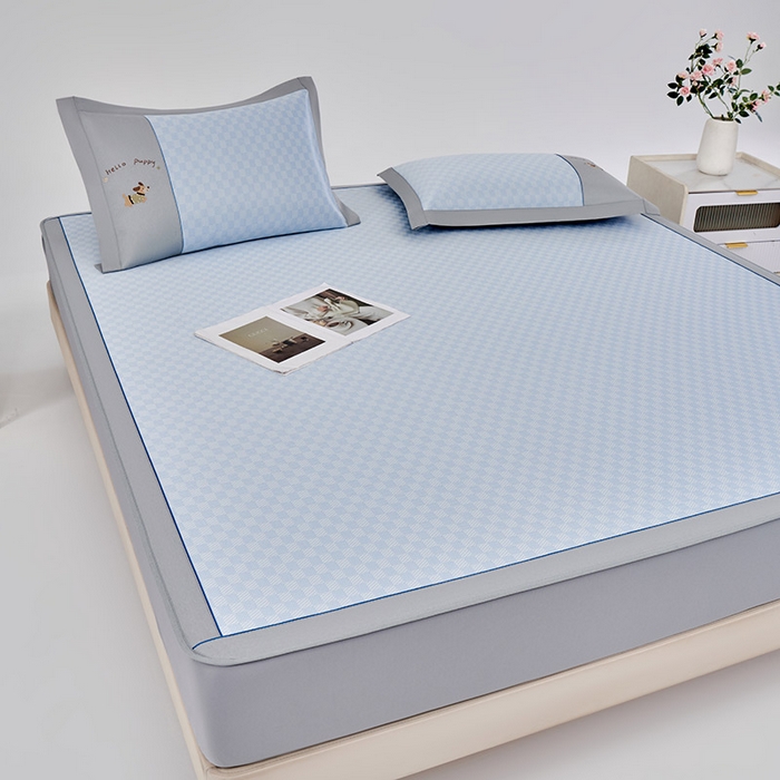 91家纺网 家纺一手货源 找家纺 小牛席业 2026新款棋盘格冰丝席（腊肠狗贴布绣）凉席三件套-床笠款 腊肠狗贴布绣-蓝色