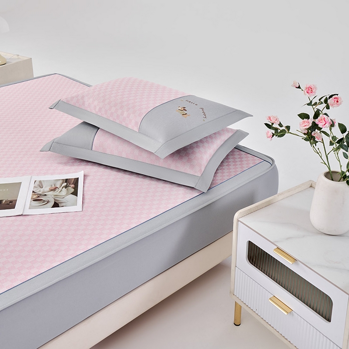 91家纺网 家纺一手货源 找家纺 小牛席业 2026新款棋盘格冰丝席（腊肠狗贴布绣）凉席三件套-床笠款 腊肠狗贴布绣-粉色