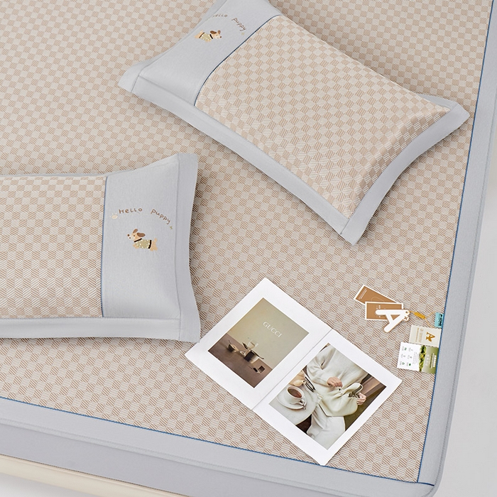 91家纺网 家纺一手货源 找家纺 小牛席业 2026新款棋盘格冰丝席（腊肠狗贴布绣）凉席三件套-床笠款 腊肠狗贴布绣-咖色