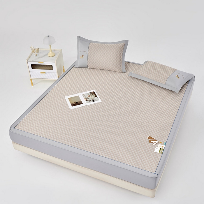 91家纺网 家纺一手货源 找家纺 小牛席业 2026新款棋盘格冰丝席（腊肠狗贴布绣）凉席三件套-床笠款 腊肠狗贴布绣-咖色