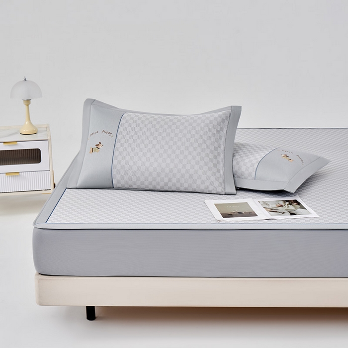 91家纺网 家纺一手货源 找家纺 小牛席业 2026新款棋盘格冰丝席（腊肠狗贴布绣）凉席三件套-床笠款 腊肠狗贴布绣-灰色