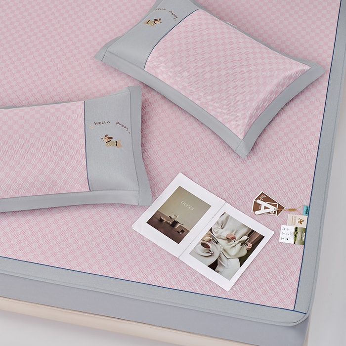 91家纺网 家纺一手货源 找家纺 小牛席业 2026新款棋盘格冰丝席（腊肠狗贴布绣）凉席三件套-床笠款 腊肠狗贴布绣-粉色