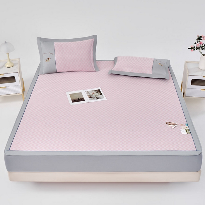 91家纺网 家纺一手货源 找家纺 小牛席业 2026新款棋盘格冰丝席（腊肠狗贴布绣）凉席三件套-床笠款 腊肠狗贴布绣-粉色