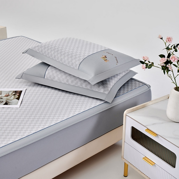 91家纺网 家纺一手货源 找家纺 小牛席业 2026新款棋盘格冰丝席（腊肠狗贴布绣）凉席三件套-床笠款 腊肠狗贴布绣-灰色