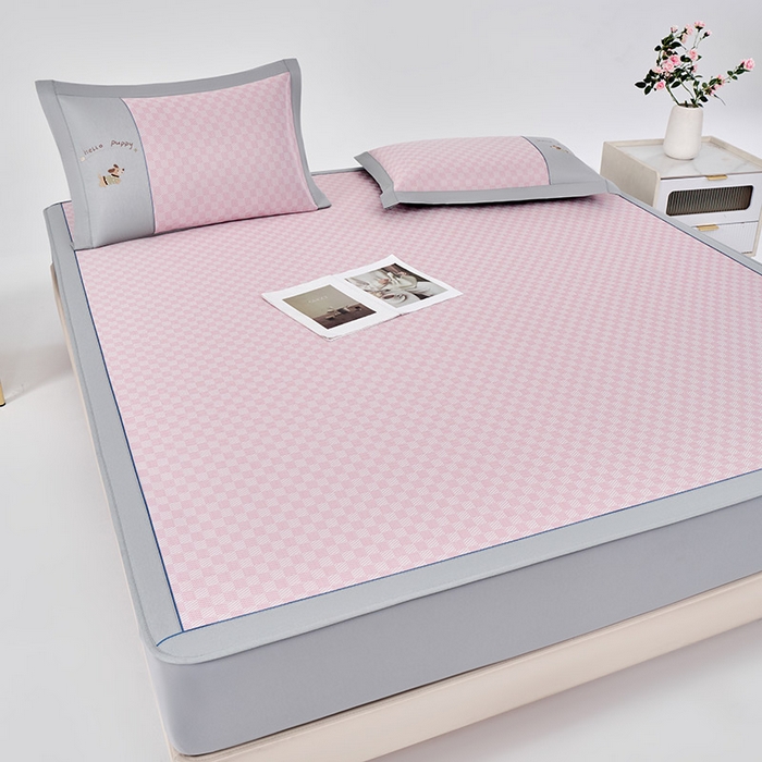 91家纺网 家纺一手货源 找家纺 小牛席业 2026新款棋盘格冰丝席（腊肠狗贴布绣）凉席三件套-床笠款 腊肠狗贴布绣-粉色