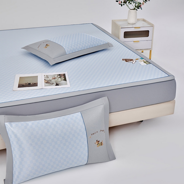 91家纺网 家纺一手货源 找家纺 小牛席业 2026新款棋盘格冰丝席（腊肠狗贴布绣）凉席三件套-床笠款 腊肠狗贴布绣-蓝色