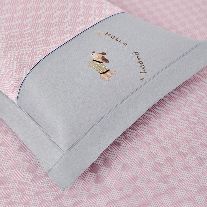 91家纺网 家纺一手货源 找家纺 小牛席业 2026新款棋盘格冰丝席（腊肠狗贴布绣）凉席三件套-床笠款 腊肠狗贴布绣-粉色