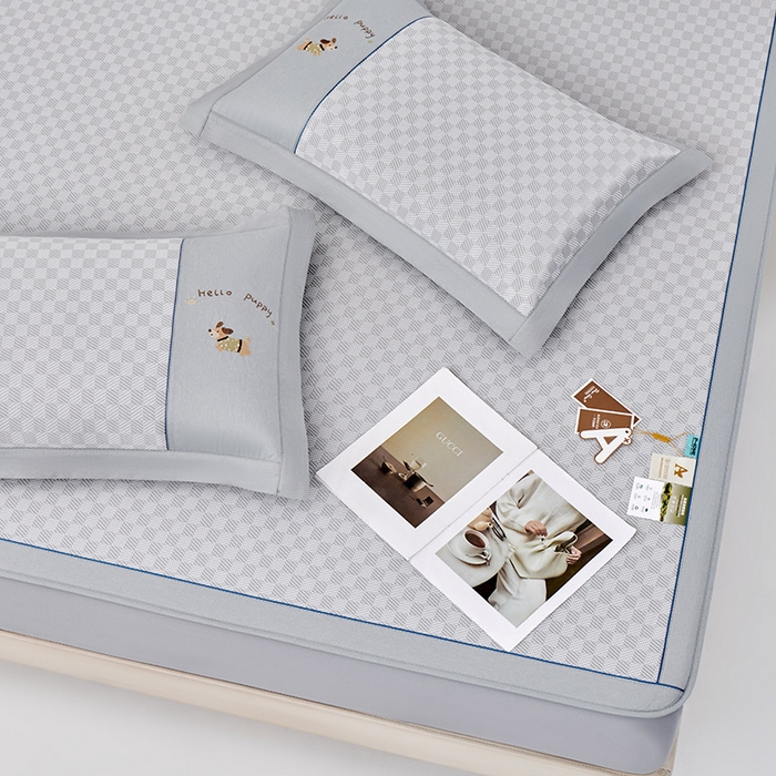 91家纺网 家纺一手货源 找家纺 小牛席业 2026新款棋盘格冰丝席（腊肠狗贴布绣）凉席三件套-床笠款 腊肠狗贴布绣-灰色