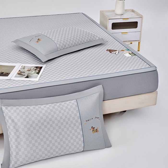 91家纺网 家纺一手货源 找家纺 小牛席业 2026新款棋盘格冰丝席（腊肠狗贴布绣）凉席三件套-床笠款 腊肠狗贴布绣-灰色