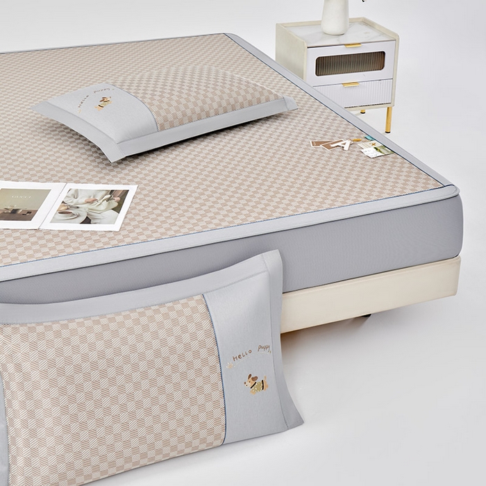 91家纺网 家纺一手货源 找家纺 小牛席业 2026新款棋盘格冰丝席（腊肠狗贴布绣）凉席三件套-床笠款 腊肠狗贴布绣-咖色