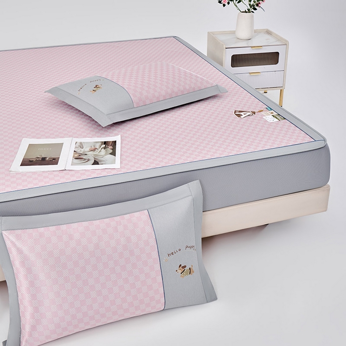 91家纺网 家纺一手货源 找家纺 小牛席业 2026新款棋盘格冰丝席（腊肠狗贴布绣）凉席三件套-床笠款 腊肠狗贴布绣-粉色