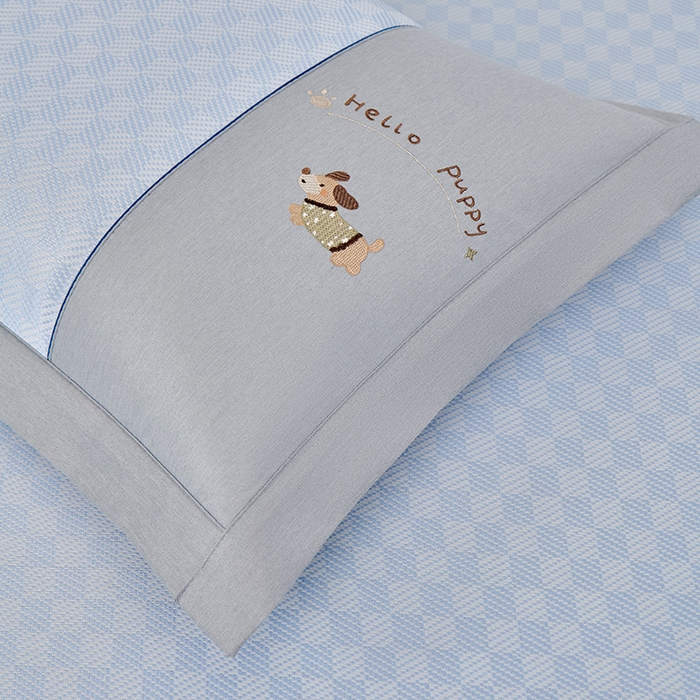 91家纺网 家纺一手货源 找家纺 小牛席业 2026新款棋盘格冰丝席（腊肠狗贴布绣）凉席三件套-床笠款 腊肠狗贴布绣-蓝色