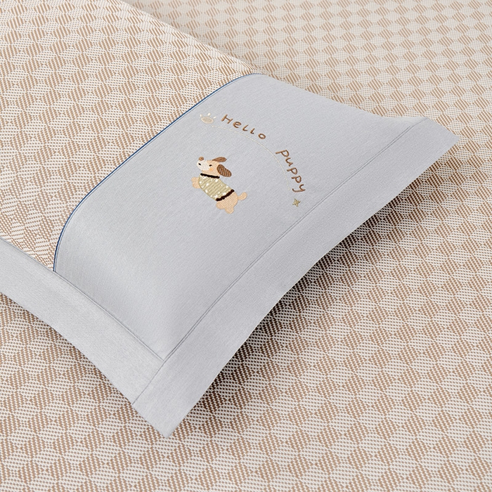 91家纺网 家纺一手货源 找家纺 小牛席业 2026新款棋盘格冰丝席（腊肠狗贴布绣）凉席三件套-床笠款 腊肠狗贴布绣-咖色