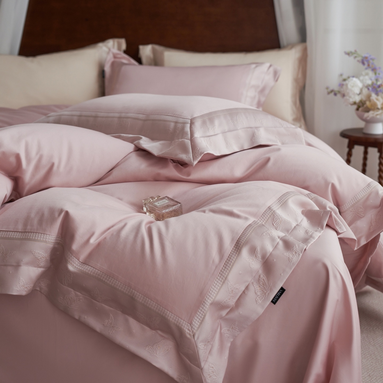 91家纺网 家纺一手货源 找家纺 （总）安莱生活 2026新款全棉纯棉边条蝴蝶拼接款蝶影绣四件套