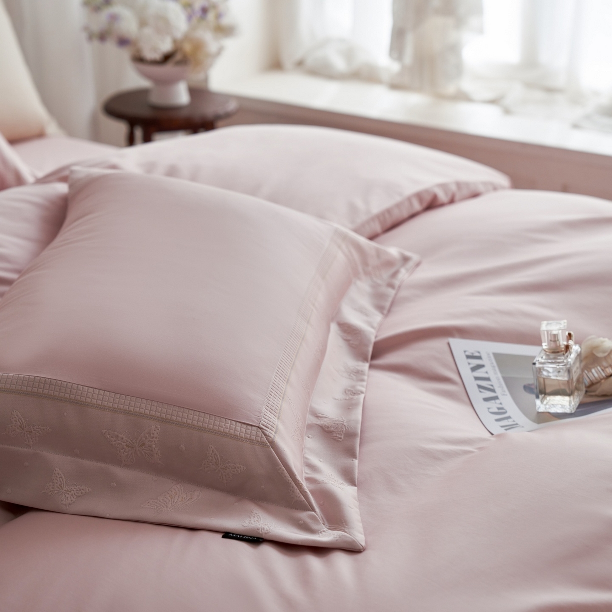 91家纺网 家纺一手货源 找家纺 （总）安莱生活 2026新款全棉纯棉边条蝴蝶拼接款蝶影绣四件套