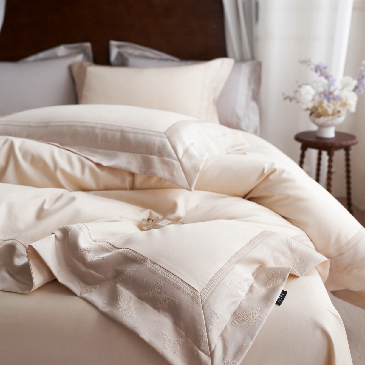 91家纺网 家纺一手货源 找家纺 （总）安莱生活 2026新款全棉纯棉边条蝴蝶拼接款蝶影绣四件套