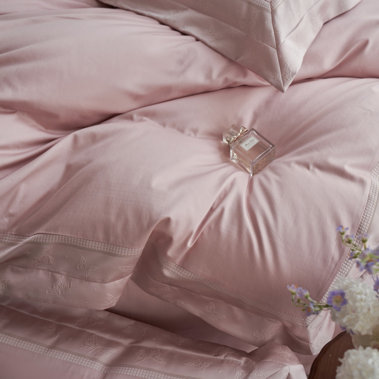 91家纺网 家纺一手货源 找家纺 （总）安莱生活 2026新款全棉纯棉边条蝴蝶拼接款蝶影绣四件套