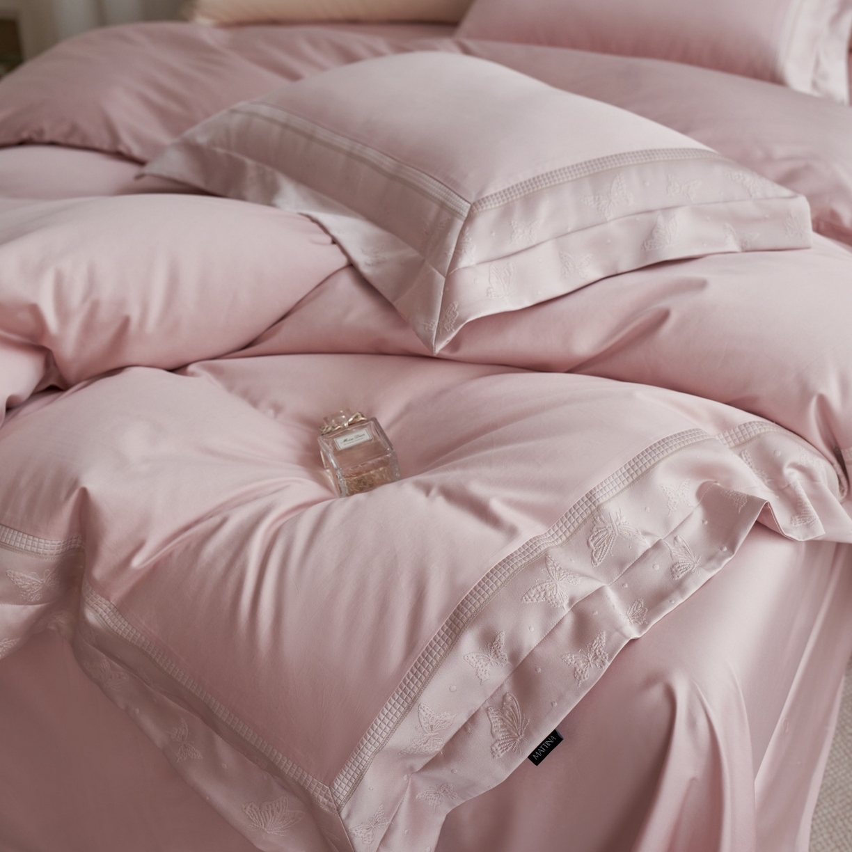 91家纺网 家纺一手货源 找家纺 （总）安莱生活 2026新款全棉纯棉边条蝴蝶拼接款蝶影绣四件套