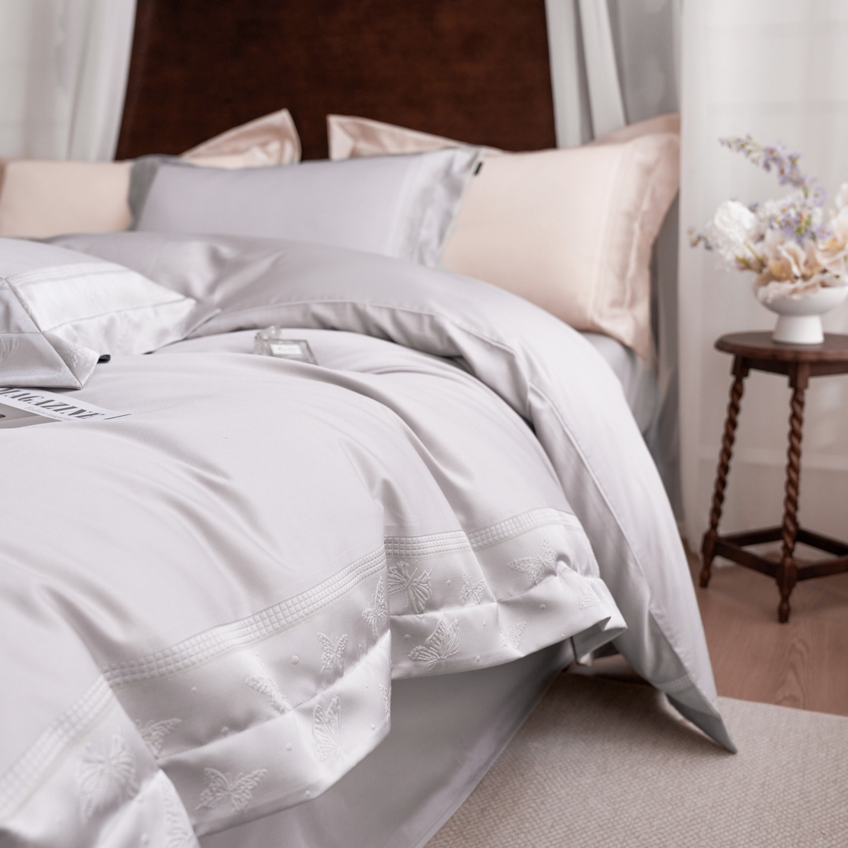 91家纺网 家纺一手货源 找家纺 安莱生活 2026新款全棉纯棉边条蝴蝶拼接款蝶影绣四件套 蝶影绣-银灰