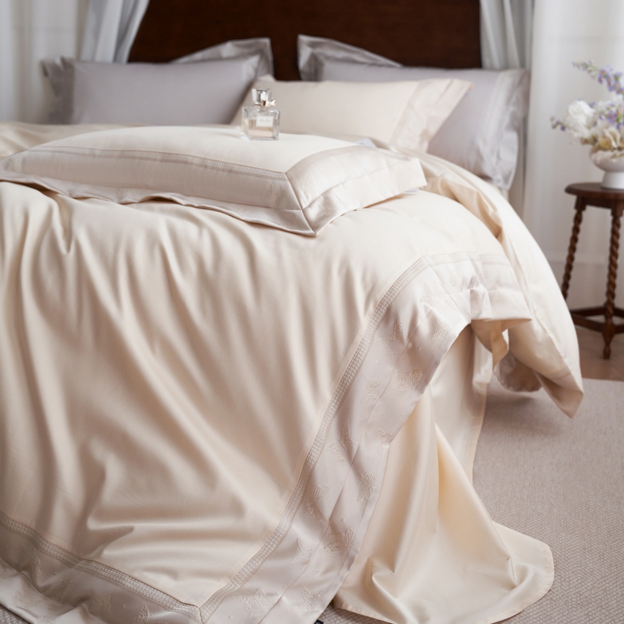 91家纺网 家纺一手货源 找家纺 安莱生活 2026新款全棉纯棉边条蝴蝶拼接款蝶影绣四件套 蝶影绣-浅米