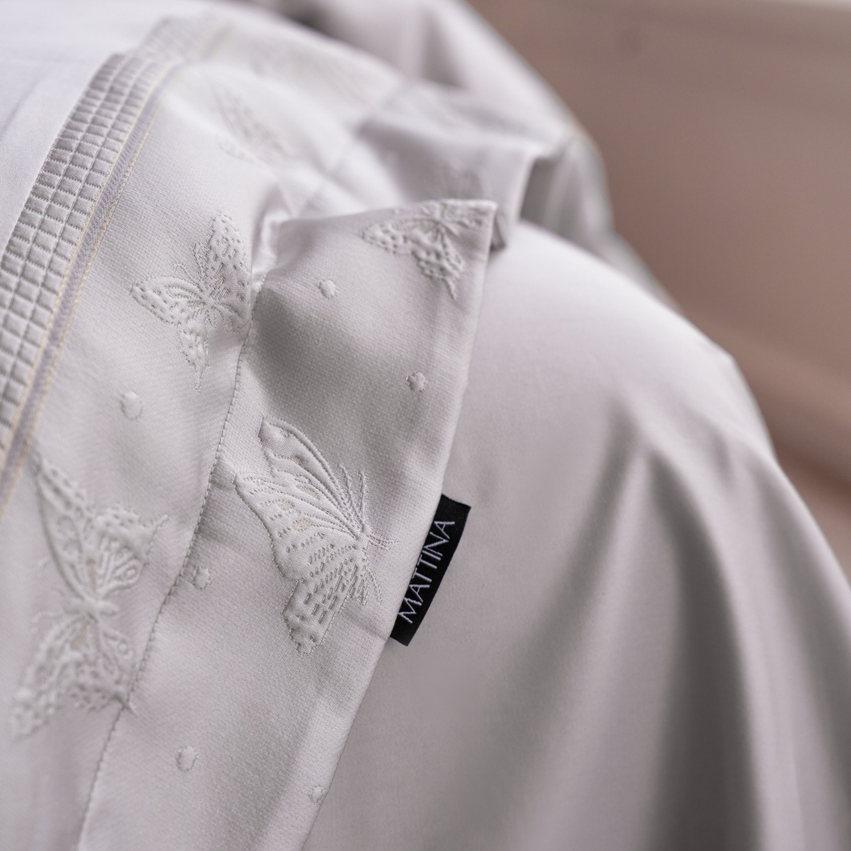 91家纺网 家纺一手货源 找家纺 安莱生活 2026新款全棉纯棉边条蝴蝶拼接款蝶影绣四件套 蝶影绣-银灰