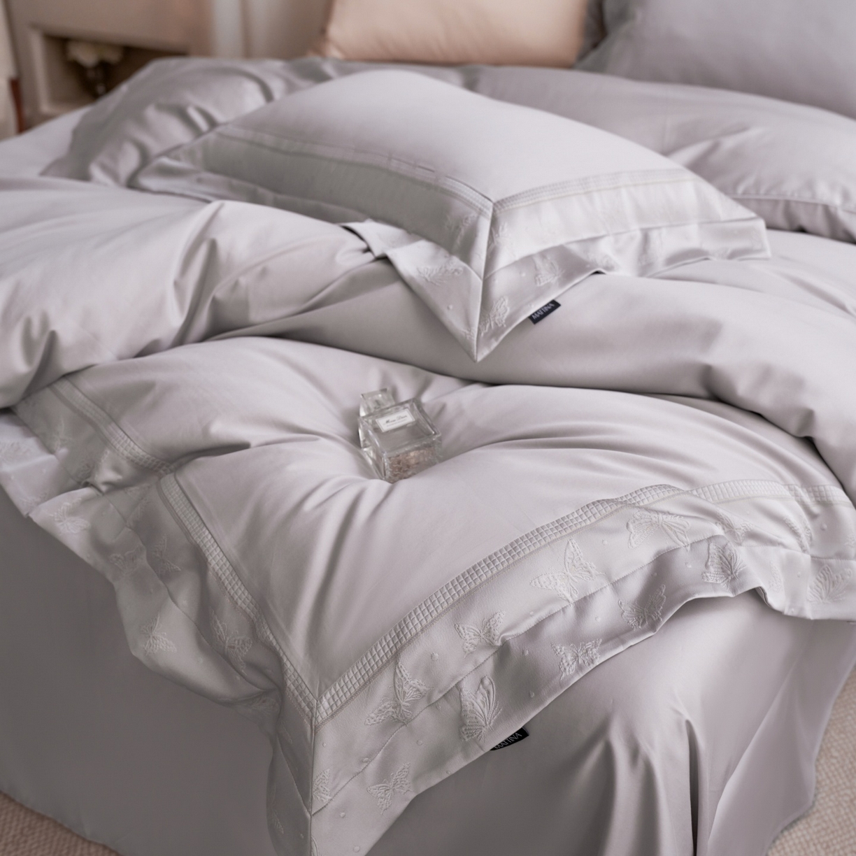 91家纺网 家纺一手货源 找家纺 安莱生活 2026新款全棉纯棉边条蝴蝶拼接款蝶影绣四件套 蝶影绣-银灰