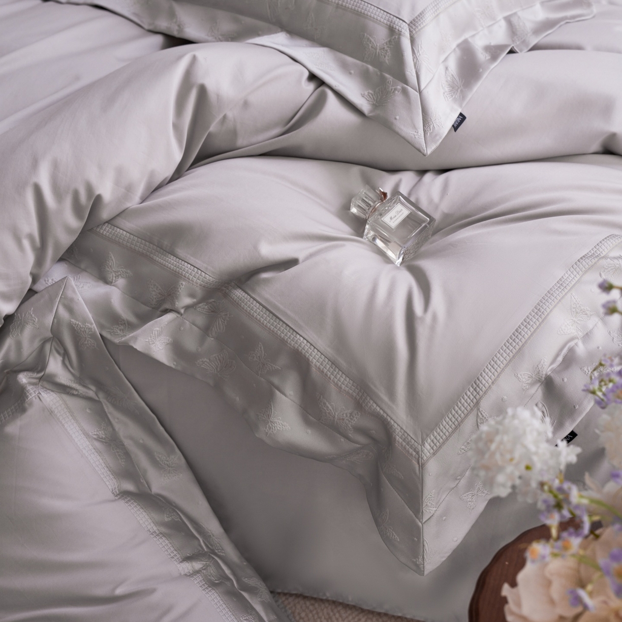 91家纺网 家纺一手货源 找家纺 安莱生活 2026新款全棉纯棉边条蝴蝶拼接款蝶影绣四件套 蝶影绣-银灰