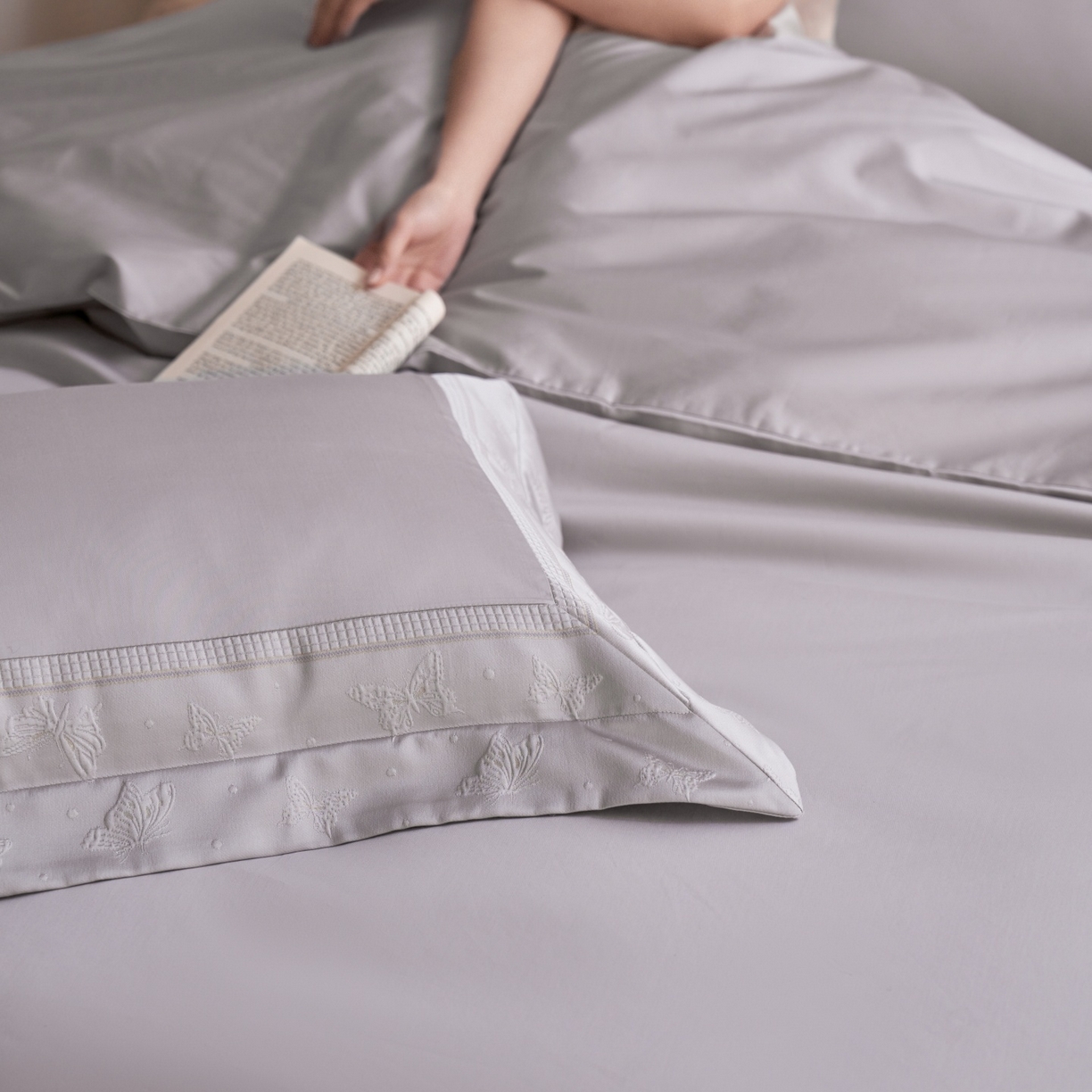 91家纺网 家纺一手货源 找家纺 安莱生活 2026新款全棉纯棉边条蝴蝶拼接款蝶影绣四件套 蝶影绣-银灰