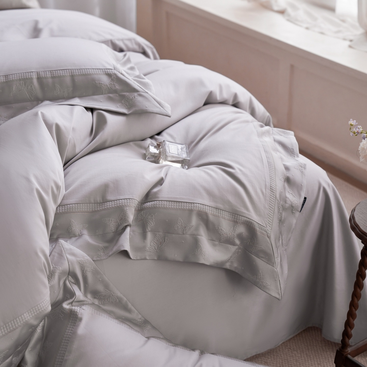 91家纺网 家纺一手货源 找家纺 安莱生活 2026新款全棉纯棉边条蝴蝶拼接款蝶影绣四件套 蝶影绣-银灰