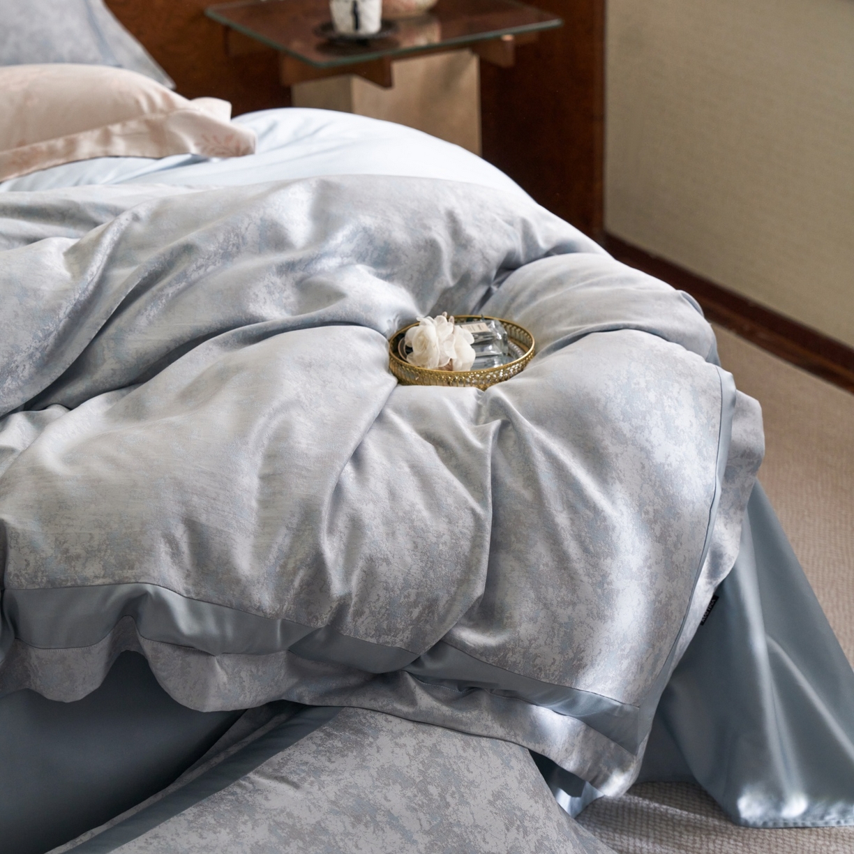 91家纺网 家纺一手货源 找家纺 安莱生活 2026新款天丝棉提花双拼埋绳款四件套 蓝雾花眠