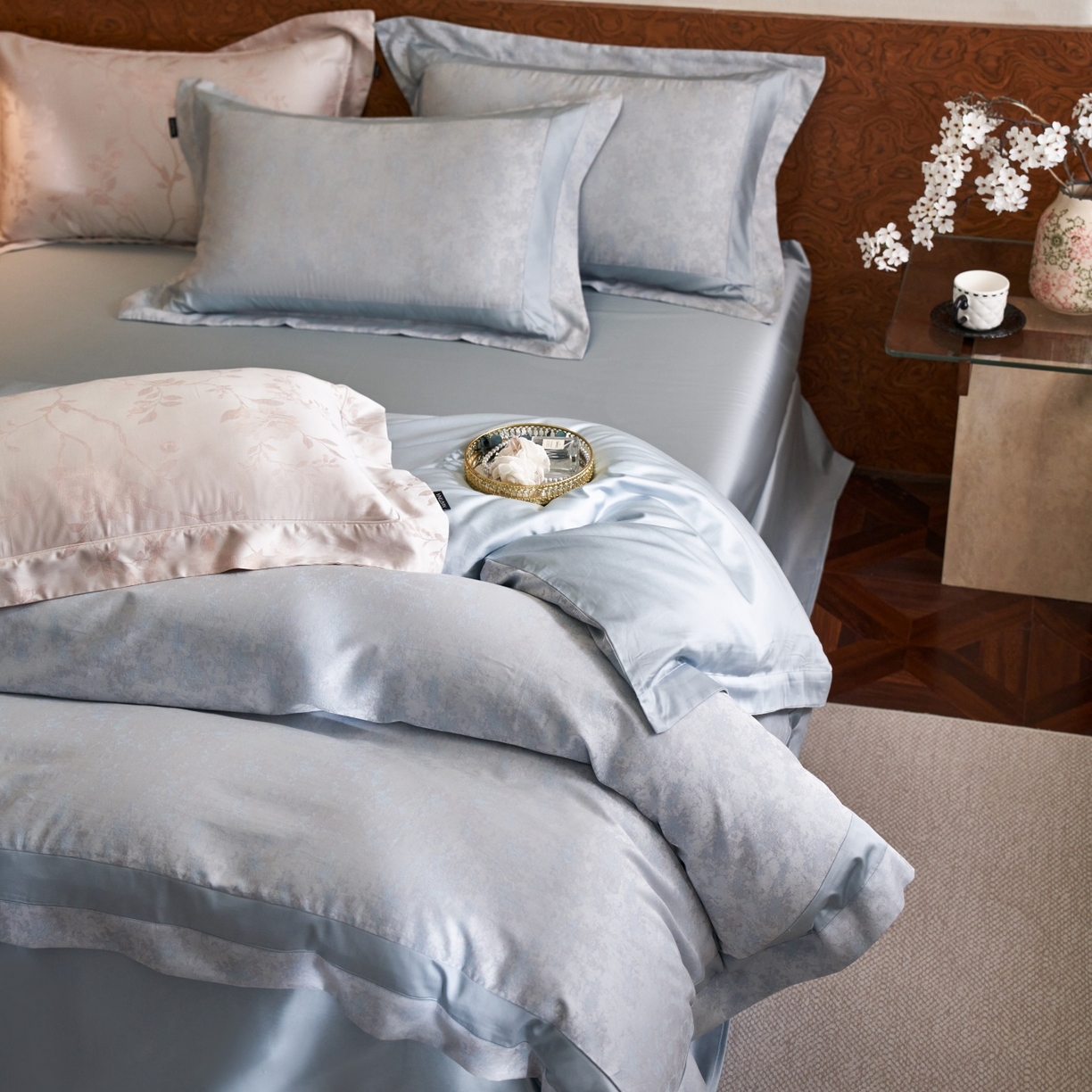 91家纺网 家纺一手货源 找家纺 安莱生活 2026新款天丝棉提花双拼埋绳款四件套 蓝雾花眠