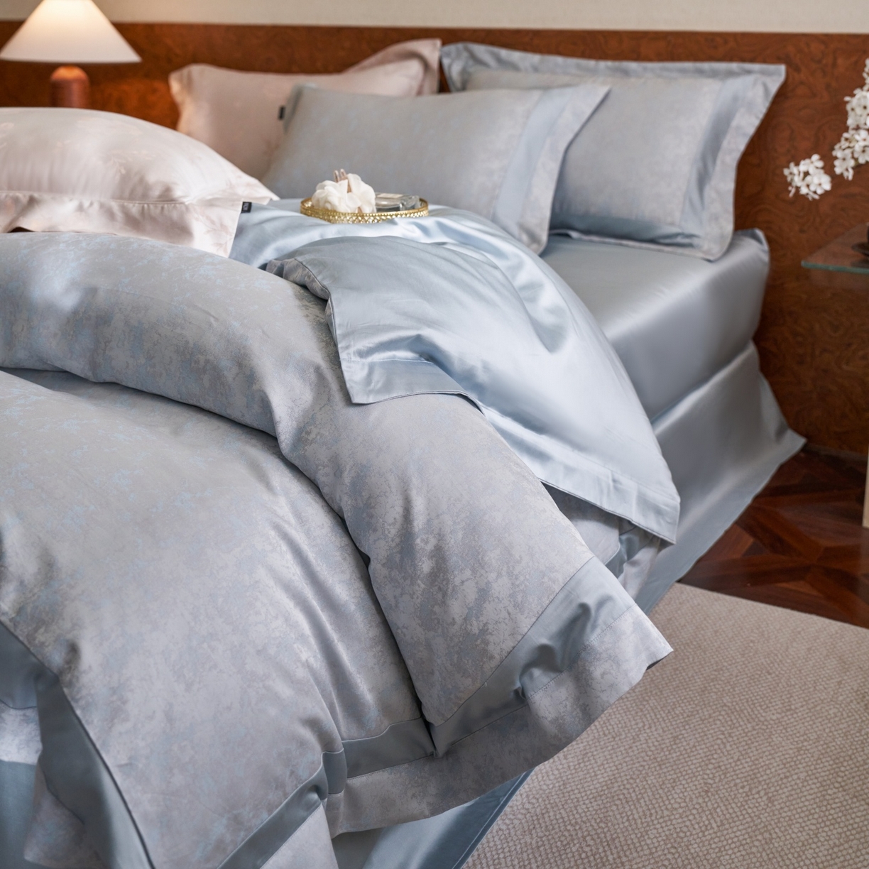 91家纺网 家纺一手货源 找家纺 安莱生活 2026新款天丝棉提花双拼埋绳款四件套 蓝雾花眠