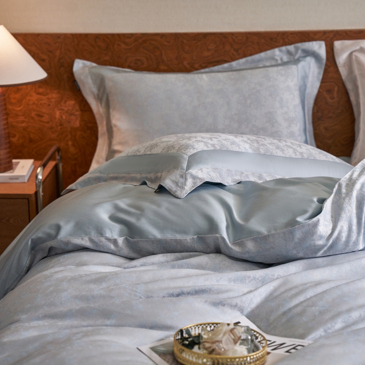 91家纺网 家纺一手货源 找家纺 安莱生活 2026新款天丝棉提花双拼埋绳款四件套 蓝雾花眠