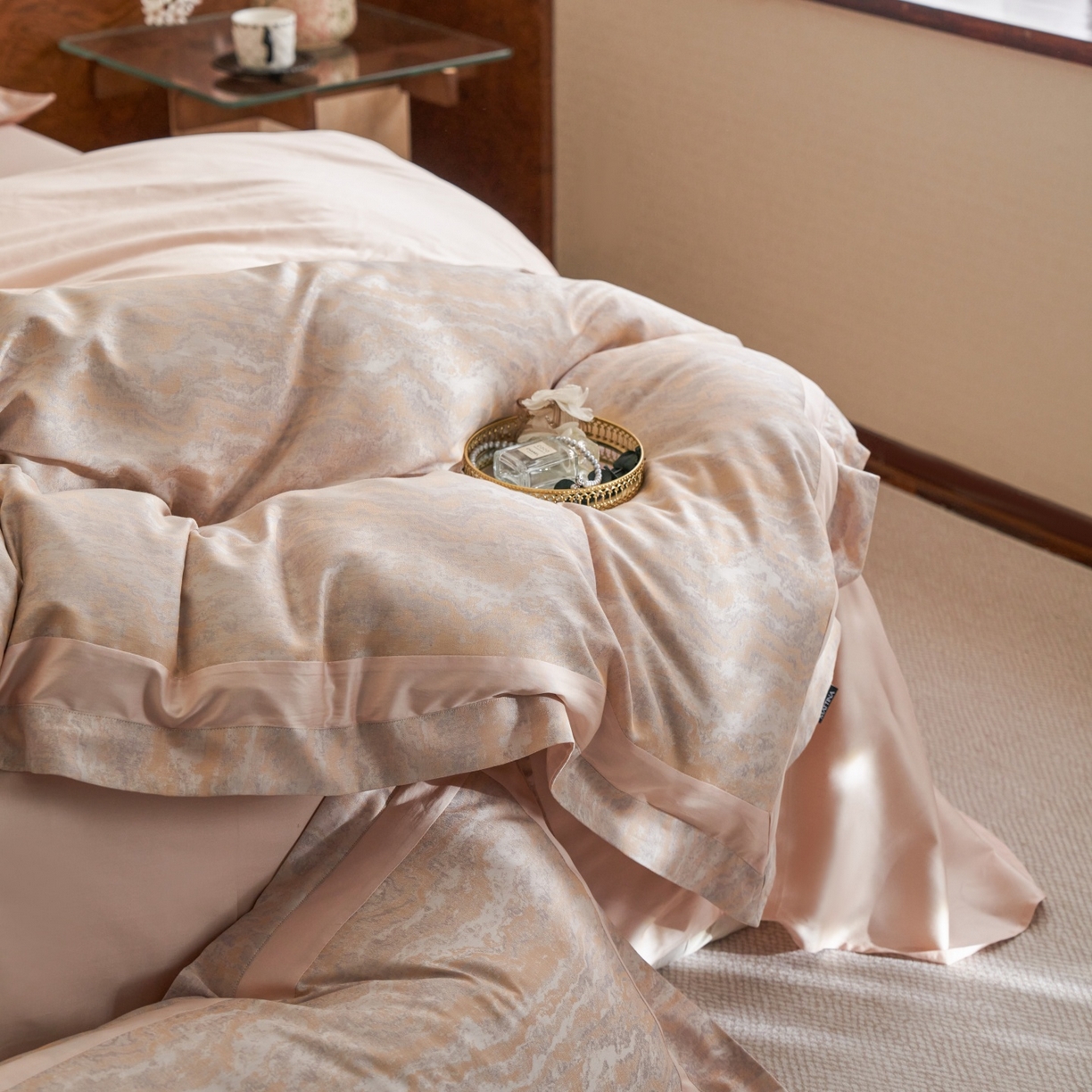 91家纺网 家纺一手货源 找家纺 安莱生活 2026新款天丝棉提花双拼埋绳款四件套 浅粉菱界