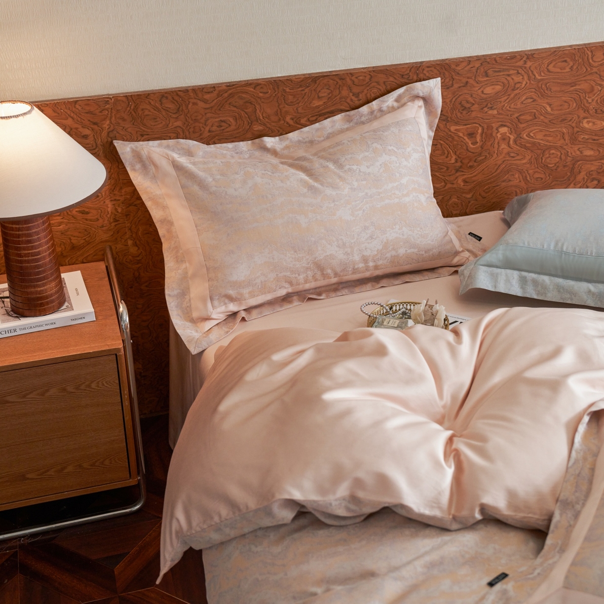 91家纺网 家纺一手货源 找家纺 安莱生活 2026新款天丝棉提花双拼埋绳款四件套 浅粉菱界