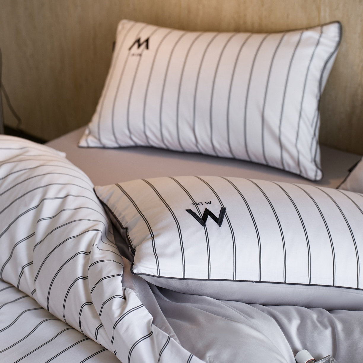 91家纺网 家纺一手货源 找家纺 安莱生活 2026新款天丝棉滚边款刺绣织序系列四件套 织序-白巧