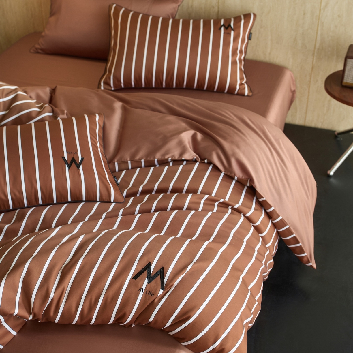 91家纺网 家纺一手货源 找家纺 安莱生活 2026新款天丝棉滚边款刺绣织序系列四件套 织序-摩卡