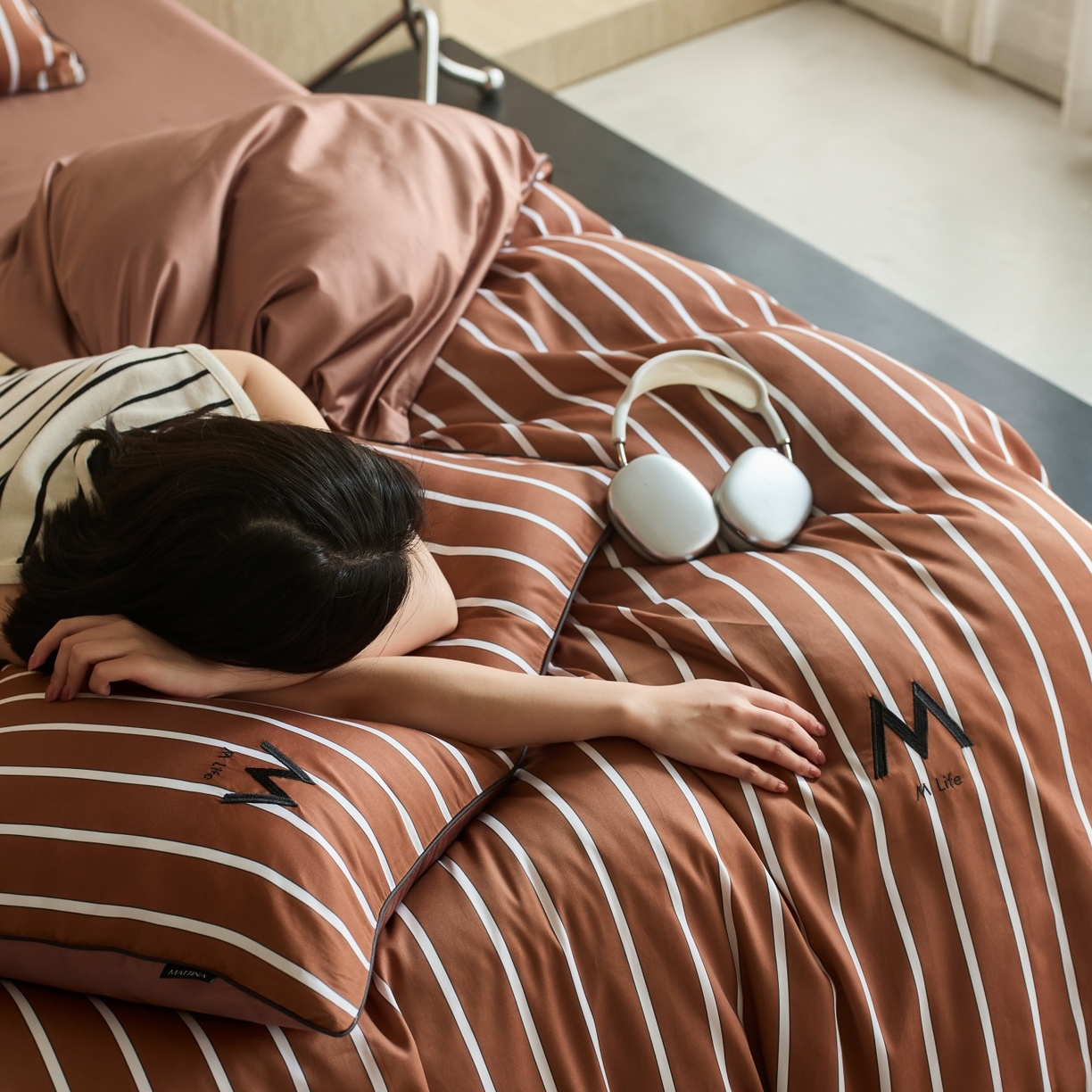 91家纺网 家纺一手货源 找家纺 安莱生活 2026新款天丝棉滚边款刺绣织序系列四件套 织序-摩卡