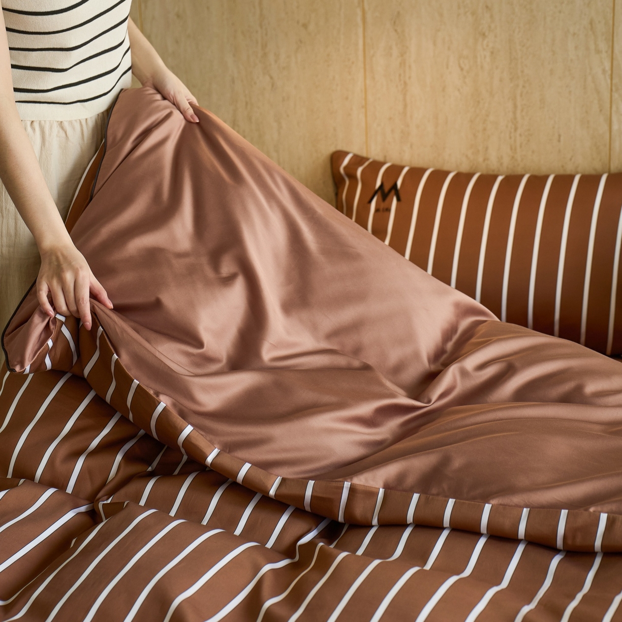 91家纺网 家纺一手货源 找家纺 安莱生活 2026新款天丝棉滚边款刺绣织序系列四件套 织序-摩卡