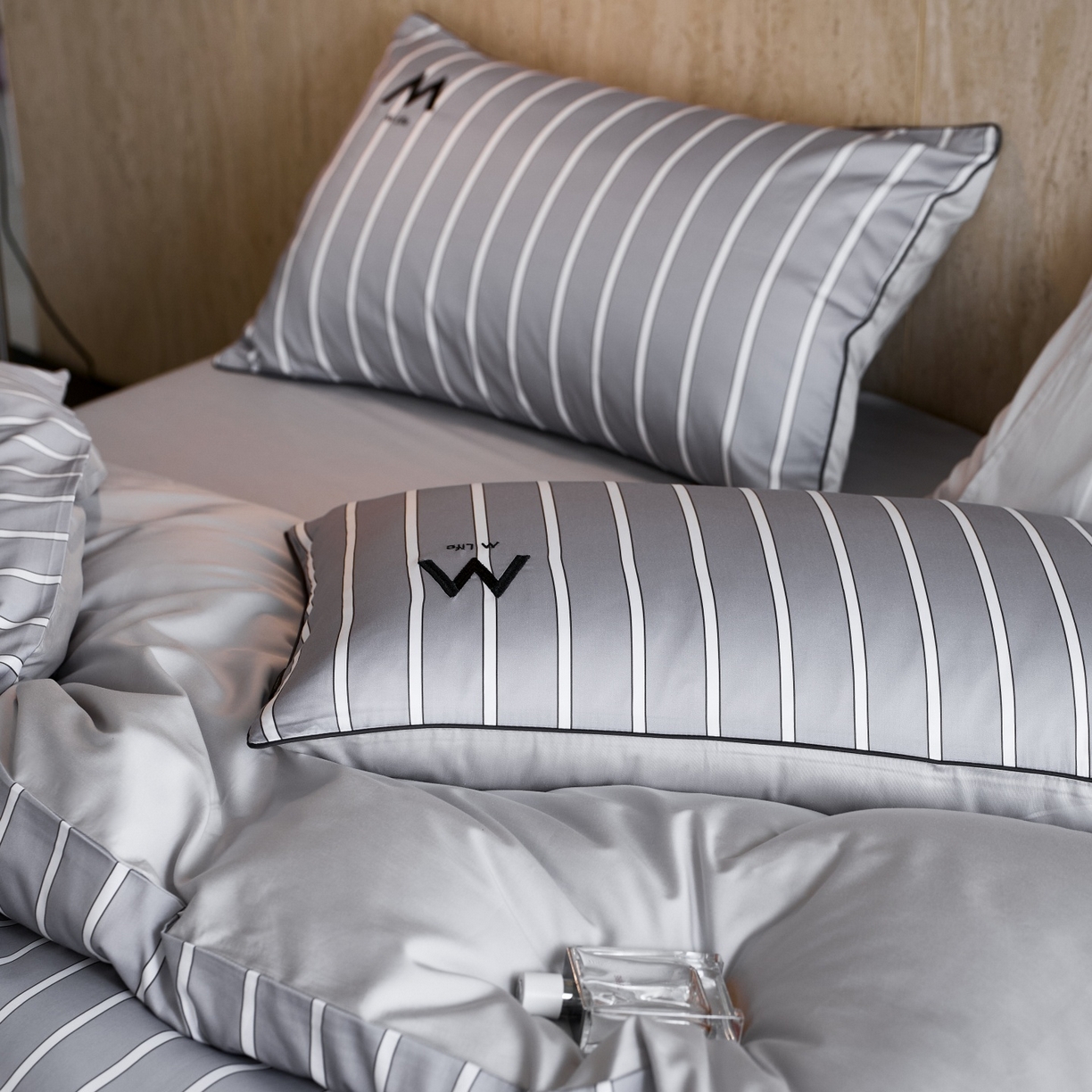 91家纺网 家纺一手货源 找家纺 安莱生活 2026新款天丝棉滚边款刺绣织序系列四件套 织序-银灰