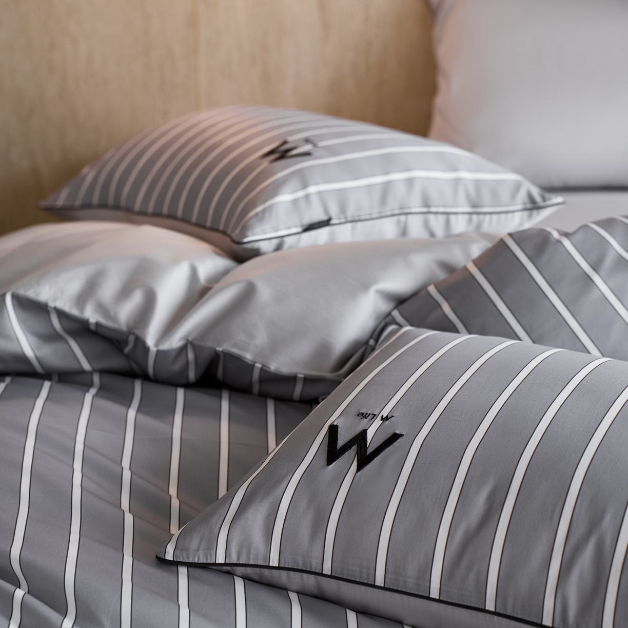 91家纺网 家纺一手货源 找家纺 安莱生活 2026新款天丝棉滚边款刺绣织序系列四件套 织序-银灰