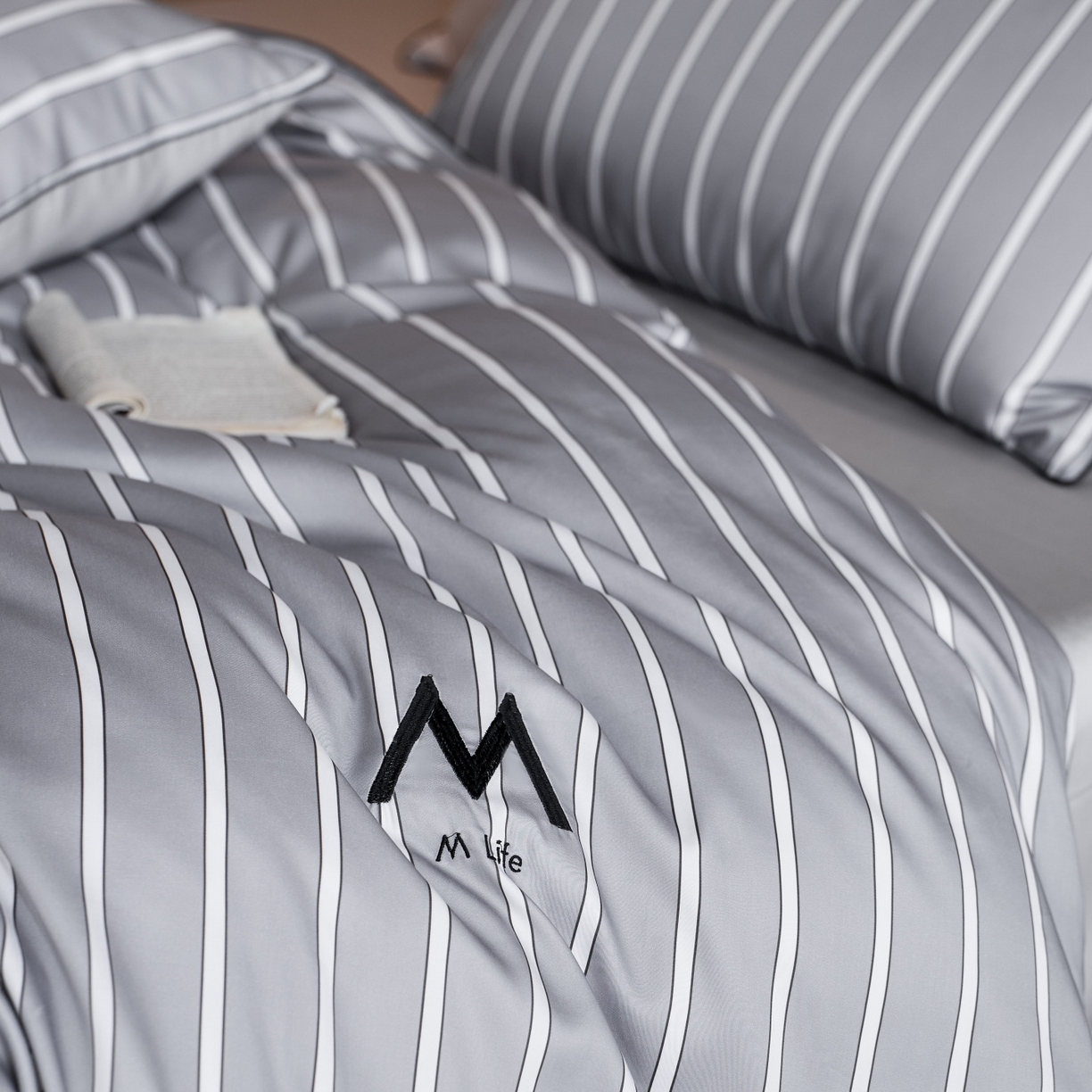 91家纺网 家纺一手货源 找家纺 安莱生活 2026新款天丝棉滚边款刺绣织序系列四件套 织序-银灰