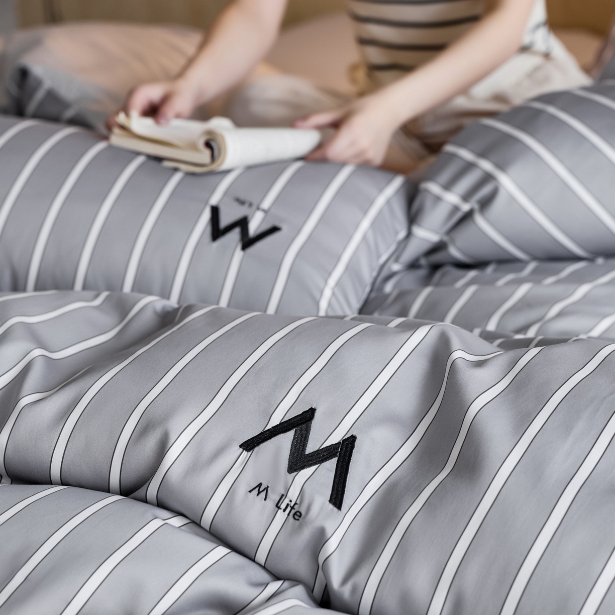 91家纺网 家纺一手货源 找家纺 安莱生活 2026新款天丝棉滚边款刺绣织序系列四件套 织序-银灰