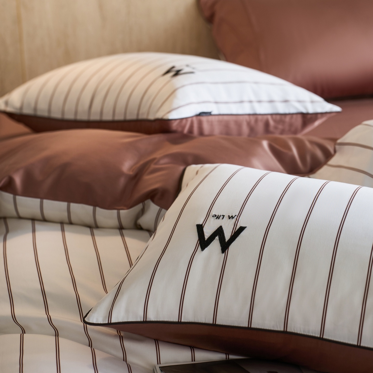 91家纺网 家纺一手货源 找家纺 安莱生活 2026新款天丝棉滚边款刺绣织序系列四件套 织序-白咖